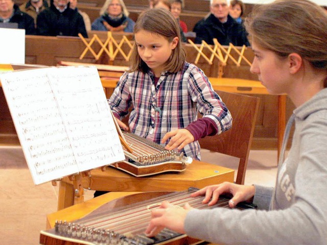 Die vielen Saiten wollen beherrscht se...usikerinnen beim konzentrierten Spiel.  | Foto: Heidi Foessel