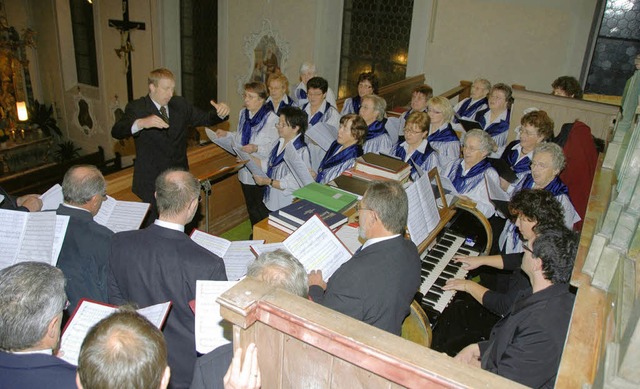 Zu Ehren der 100 Jahre alten Orgel  in...chor unter Leitung von Matthias Ehret.  | Foto: roland vitt