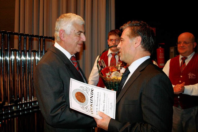 Erwin Bornemann (links) wurde beim Jah...ndsprsident Bernhard Mezger geehrt.    | Foto: Martina Faller