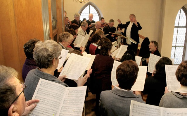 Der Kirchenchor umrahmte den Gottesdienst.  | Foto: Eberhard Kopp