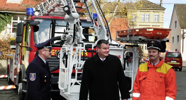 Die neue Drehleiter der Kenzinger Feue...d Kenzingens Kommandant Markus Kaspar.  | Foto: Werner Schnabl