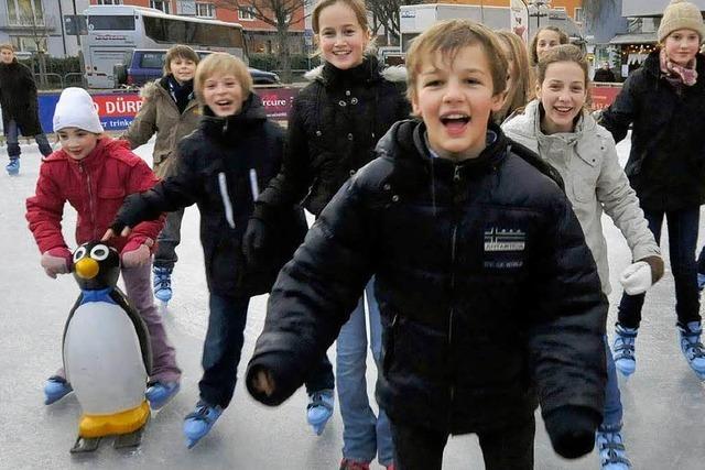 Start frei fr Weihnachtsmarkt und Eisbahn