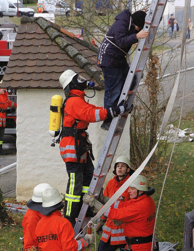 Die frewillige Feuerwehr Breisach, Abt... dem ersten Stock &quot;gerettet&quot;  | Foto: Sarah-Lena Stein