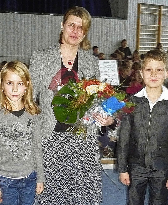 Ingrid Furrer mit den Schlern Kiara Wanjek und Marcel Held  | Foto: D. Fink