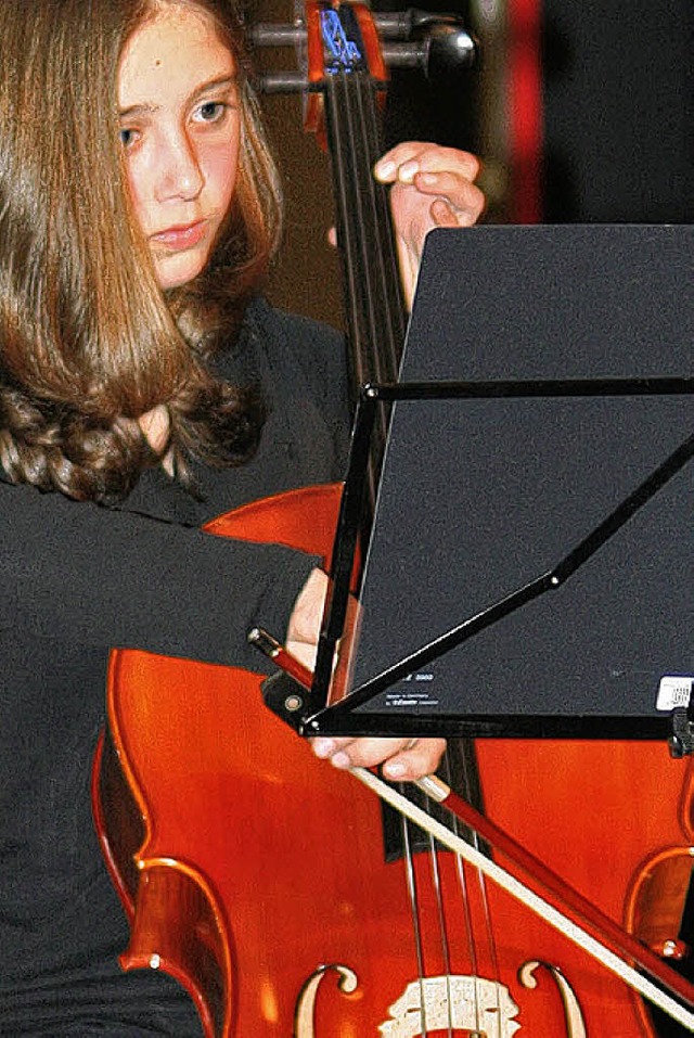 Die Cellistin Theresa Sontos Brochmann...Solistin beim Musikschulkonzert mit.    | Foto: Fabry