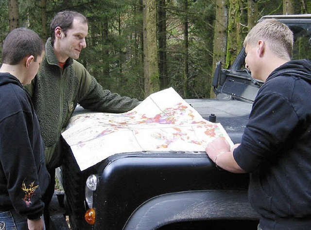 Revierleiter Rdiger Motzke bei der La...ossis Stephen und Julian. AG Minifossi  | Foto: BZ