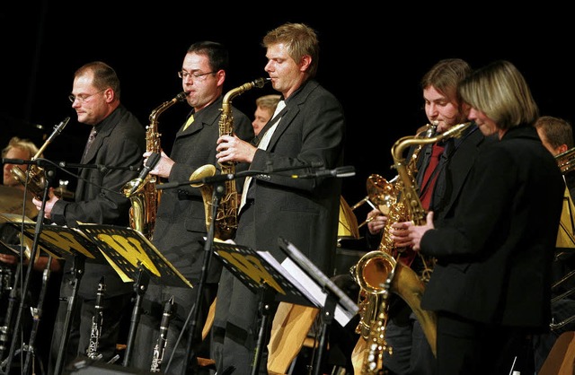 Immer eine Bank: der Saxophonsatz der Bigband W    | Foto: Christoph Breithaupt