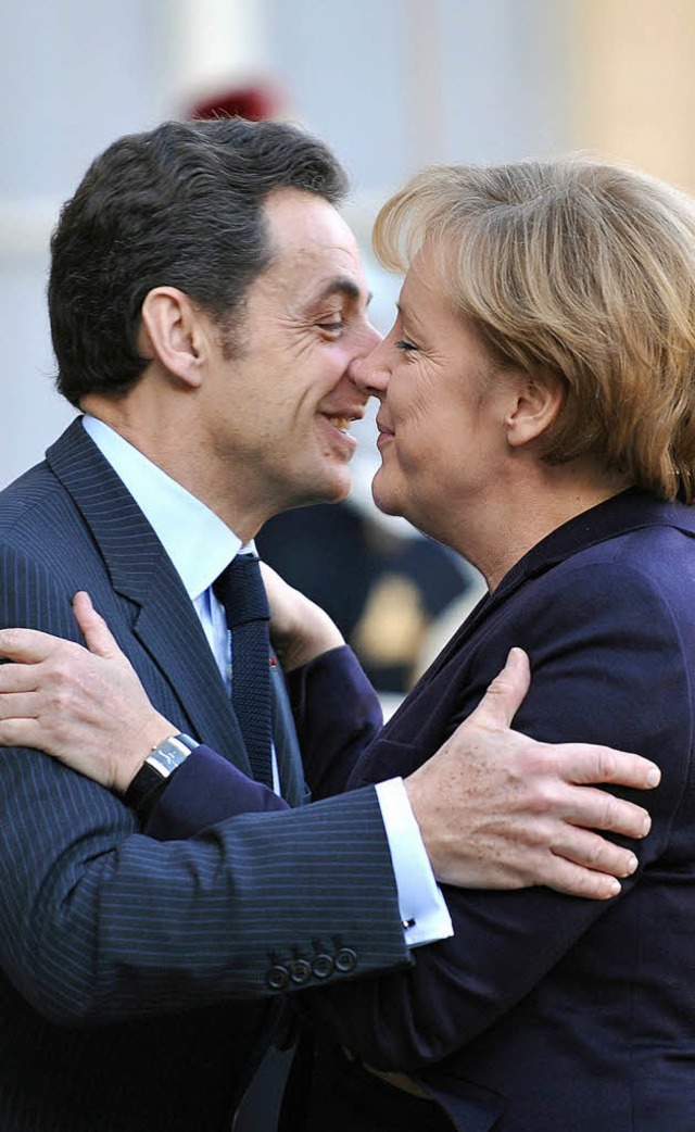 Ksschen in Paris: Angela Merkel und Nicolas Sarkozy  | Foto: afp