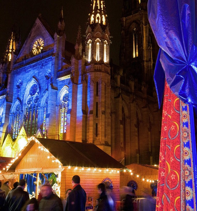 Typisch fr den Weihnachtsmarkt in Mulhouse: die Dekoration aus bunten Stoffen  | Foto: crta/meyer