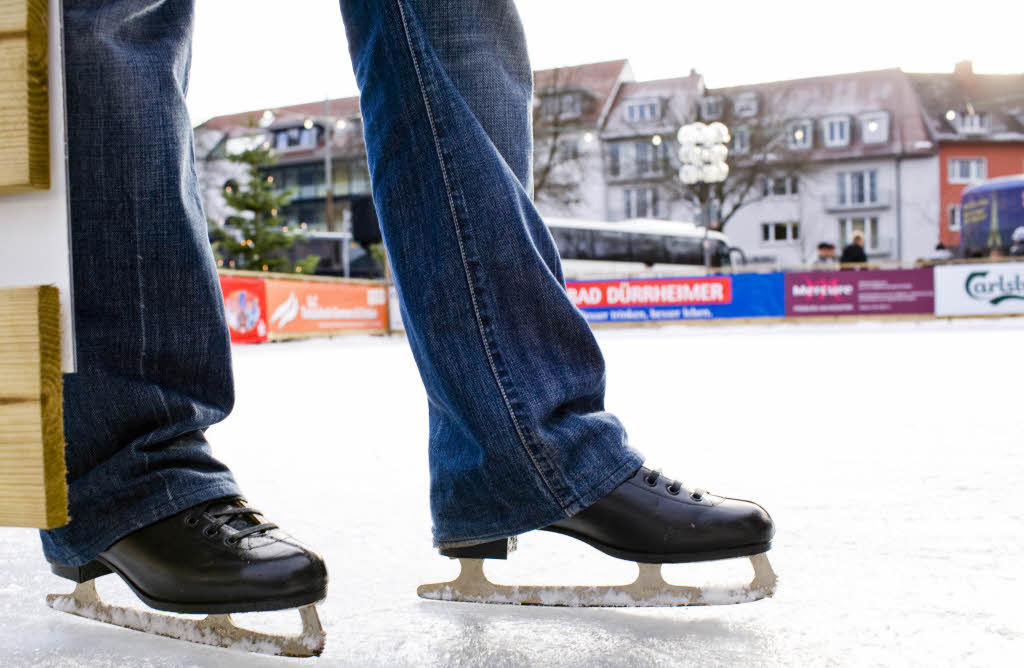 Schlittschuhlauf auf der Freiburger Eisbahn am Karlsbau