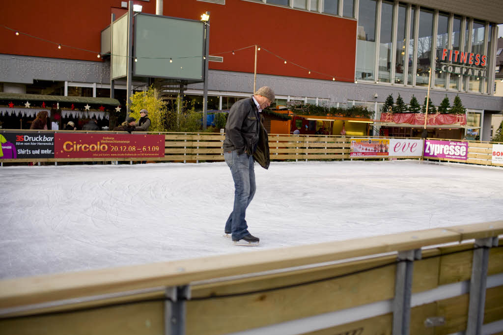 Schlittschuhlauf auf der Freiburger Eisbahn am Karlsbau