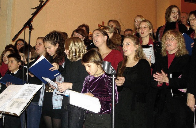 Lieder knnen Segen sein, dachten die ...hrem Auftritt Bewegung in die Kirche.   | Foto: Monika Weber