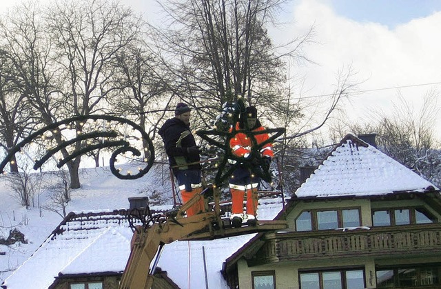 Arbeit in luftiger Hhe: Mitarbeiter d...eihnachtsbeleuchtung zu installieren.   | Foto: Stefan Sahli