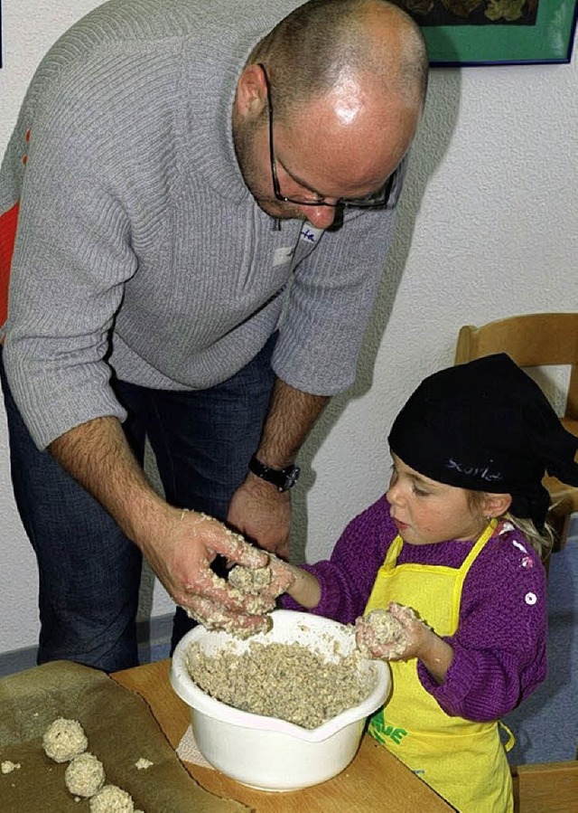 Gemeinsam Brtchen buken Vater und Kind im Gersbacher Kindergarten.   | Foto: Privat