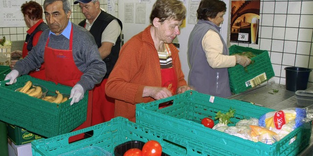 Im Ladengeschft der Rheinfelder Tafel...nnen und Helfer Obst und Gemse vor.    | Foto: BZ