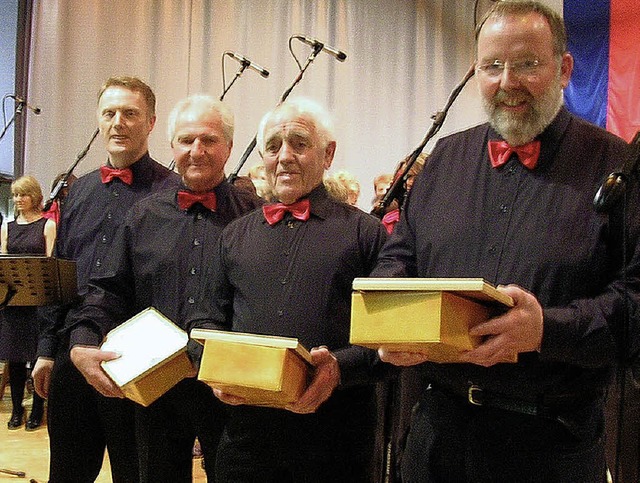 Der Vorsitzende des Gesangvereins Harm... Ehrenvorstand Rudiy Grzybek (v. l.).   | Foto: Gempp