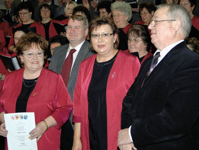 <Bildtext>Die Chorgemeinschaft des MGV... Ehrenkette ausgezeichnet. </Bildtext>  | Foto: hans-jochen voigt