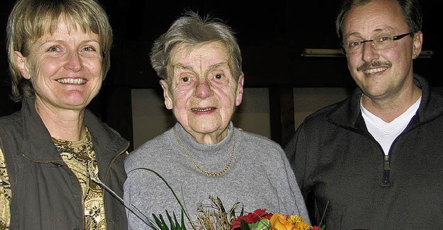 Seit 75 Jahren ist Rebstockwirtin Paul...nks),  und Pfarrer  Jrg Lichtenberg.   | Foto: Rolf Albiez