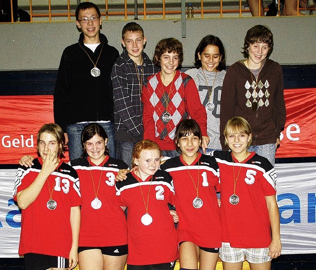 Offenburger Schulvolleyballer erfolgre... nach der Siegerehrung in Durmersheim.  | Foto: Schule