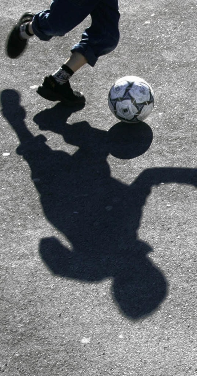 Die Initiative Kickformore erreicht be...er und Jugendliche ber den Fuball.    | Foto: Fotos: BZ/dpa
