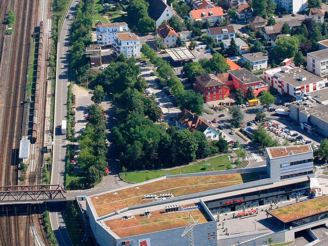 Die grne Hangkante zwischen Bahnlinie... Schlsselstelle der Stadtentwicklung.  | Foto: Erich Meyer