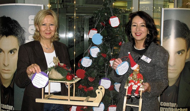 100 Kinderwnsche hngen am Weihnachts...n armen Kindern eine Freude bereiten.   | Foto: BZ