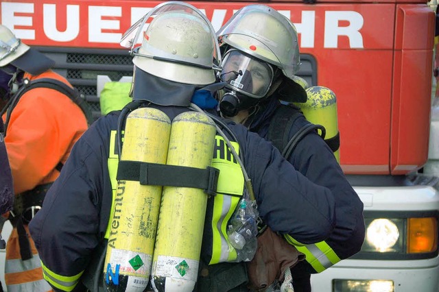 Die Feuerwehrleute mussten Atemschutz anlegen.  | Foto: Oliver Huber