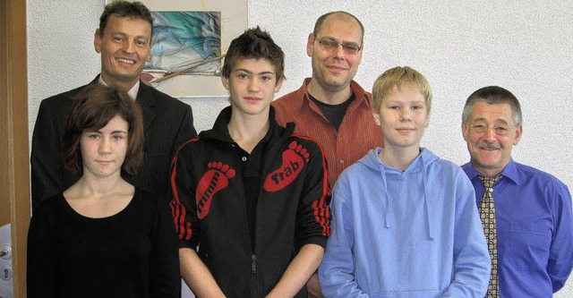 Gemeinsam mit Realschulrektor Albert t...lt Jan Kunzelmann aus Bad Krozingen.    | Foto: Susanne Mller