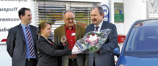 Hauptgewinn bergeben, von links: Mike...i, Manfred Maier-Kucera und Rolf Haber  | Foto: Privat