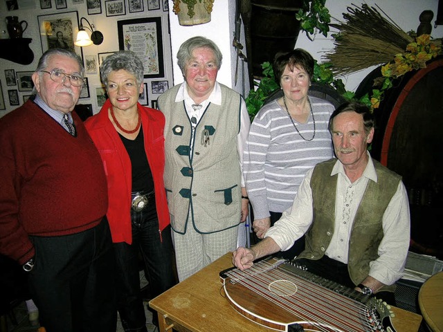 Beim Muettersproch-Nachmiddag wirkten ... der Zither Gnter Wamer.              | Foto: Paul Schleer