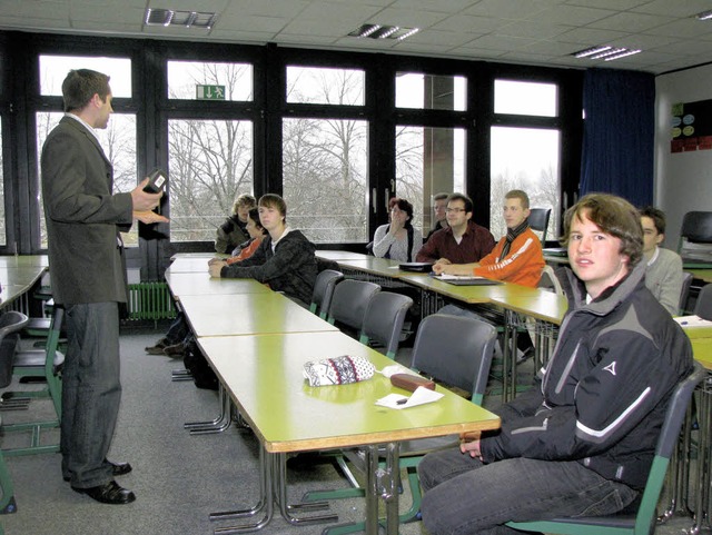Berufsberatung vom Praktiker:  Gymnasi...gswege und Berufschancen unterhalten.   | Foto: ulrich kluge