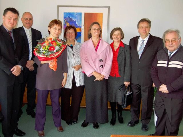 Ausgezeichnet: Karin Neeff (Dritte von...m eine groe Gratulantenschar um sich.  | Foto: nadine gersbach