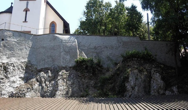 Nachdem  die Kirchenmauer in Kleinkems...unter mit einem Betonmantel umhllt.    | Foto: PRIVAT