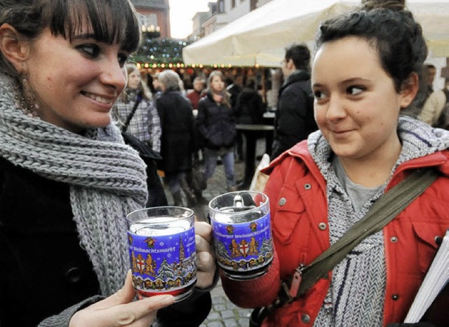 Hei auf Glhwein: Die Weihnachtsmarktfans mssen eine Preiserhhung schlucken.   | Foto: I. Schneider