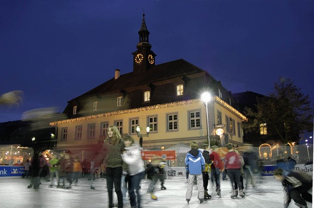 Eislauf zwischen Weihnachtsbuden: mitten auf dem Marktplatz in  Emmendingen.   | Foto: Hans-Jrgen Trul