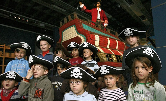 Da bekommen kleine Piraten groe Augen:  So entert man ein Schiff?  | Foto: dpa