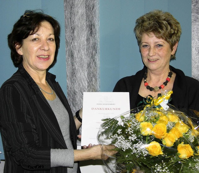 Rektorin  Claudia Brenzinger (links) g...n Dienstjubilum an der Ebert-Schule.   | Foto: Privat