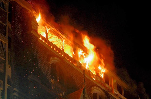 Feuer im historischen Taj-Hotel.  | Foto: dpa