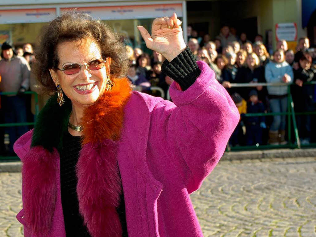 Die Alt-Diva Claudia Cardinale begrt ihre Fans.