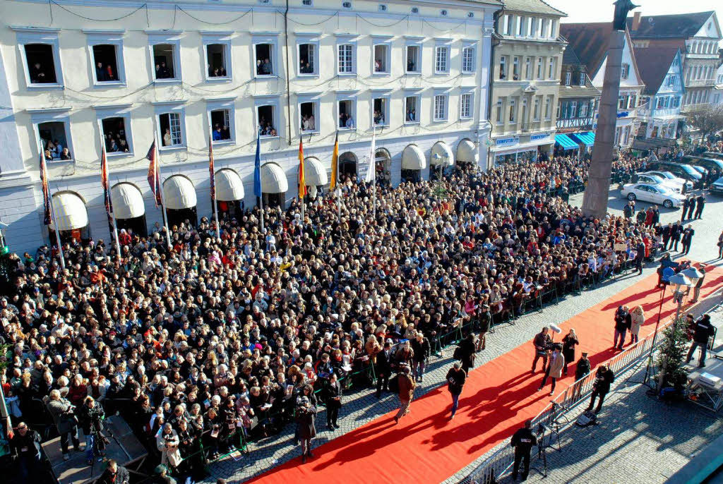 Rund 3500 verfolgen den Starauflauf vor dem Rathaus.