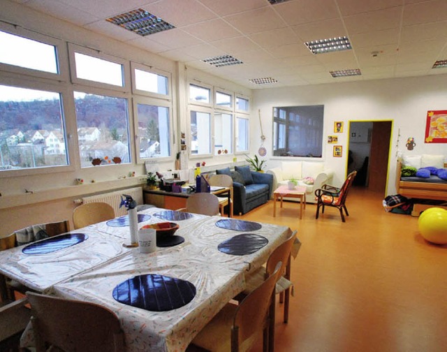 Helle Zimmer mit schner Aussicht (l.), modern eingerichtete Sanitrrume (r.)  | Foto: RUDA
