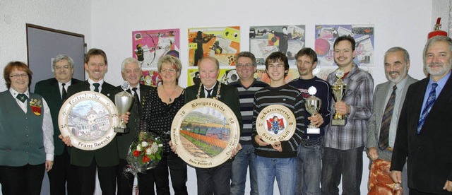 Schtzenknig Hans Friedrich (Sechster...anz rechts) Ortsvorsteher Franz Spth.  | Foto: roland vitt