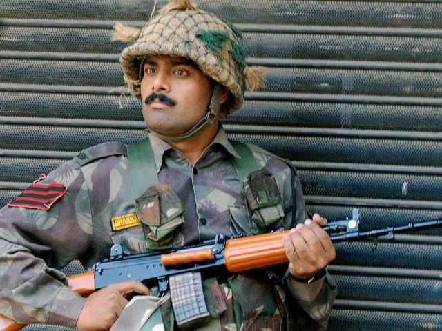 Ein indischer Soldat bewacht die Befreiungsaktion im Taj Mahal Hotel  | Foto: dpa