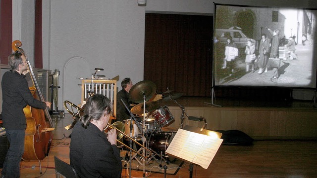 Auf den Film schauen und spielen: die ...bass und Jogi Nestel am Schlagwerk.     | Foto: Heidi Fssel