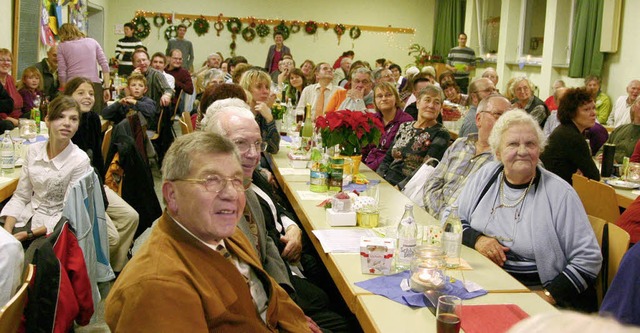 Bestens unterhalten &#8211; die Besuch...indergartenkeller beim  Gemeindefest.   | Foto: sandra decoux-Kone