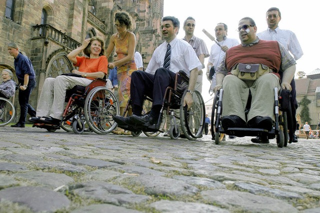Rollstuhlfahrer kommen hufig nicht oh...hinderten in der Stadt unterwegs war.   | Foto: Ingo schneider