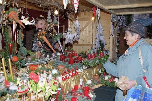 Weihnachtsmarkt vor nostalgischer Kulisse