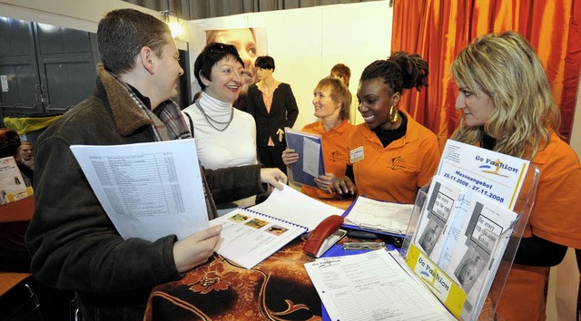 Die  bungsfirma &#8222;Go Fashion Gmb...usstellern auf der bungsfirmenmesse.   | Foto: Ingo Schneider