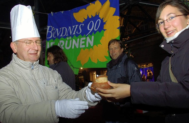 Norbert Krocker serviert das Rehsppch...schlchen, das Burda  gestiftet hat.    | Foto: R. Burgmaier