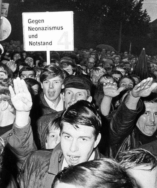 Unheil Hitler: Studenten demonstrieren 1968 gegen  die NPD.  | Foto: usage worldwide, Verwendung weltweit